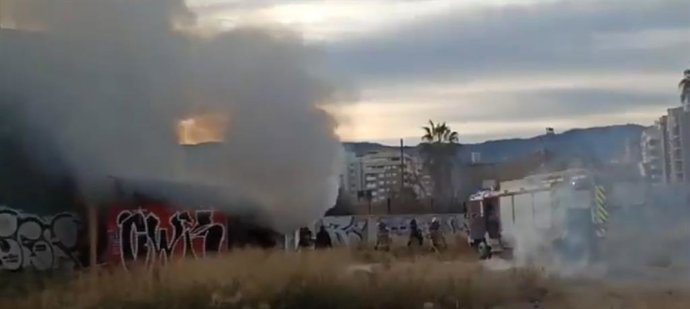 Imagen del incendio declarado en el solar donde se encuentran las antiguas calderas de gas, en Murcia