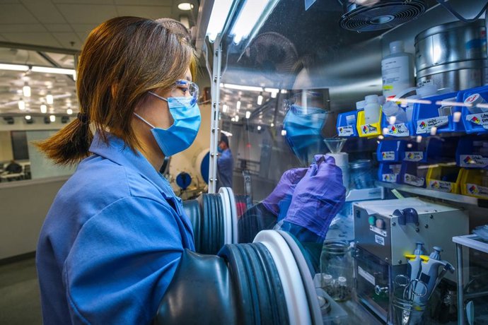 Empleada de General Motors en su puesto de trabajo.