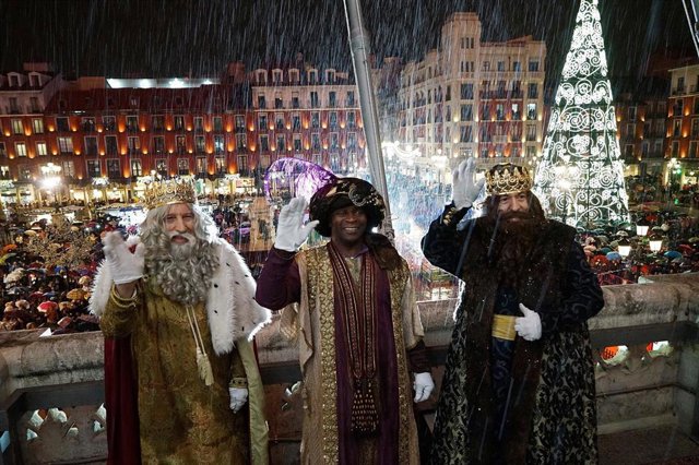Imagen de archivo de los Reyes Magos en el Ayuntamiento de Valladolid ante una Plaza Mayor llena de gente, algo que este año no se repetirá.