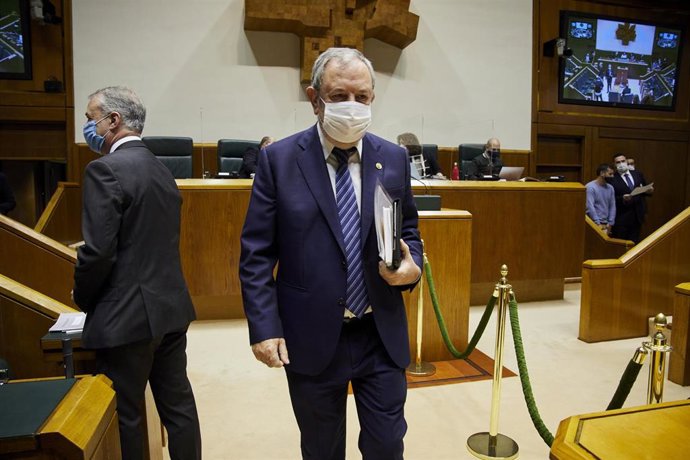 El consejero de Economia y Hacienda, Pedro Azpiazu, en el pleno del Parlamento Vasco