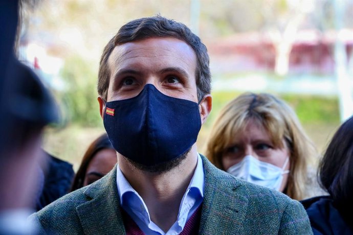El presidente del Partido Popular, Pablo Casado ofrece declaraciones a los medios de comunicación después de visitar la Asociación 'Ni un niño sin juguetes', en Móstoles, Madrid (España), a 4 de enero de 2020. Durante el acto, Pablo Casado entregará una