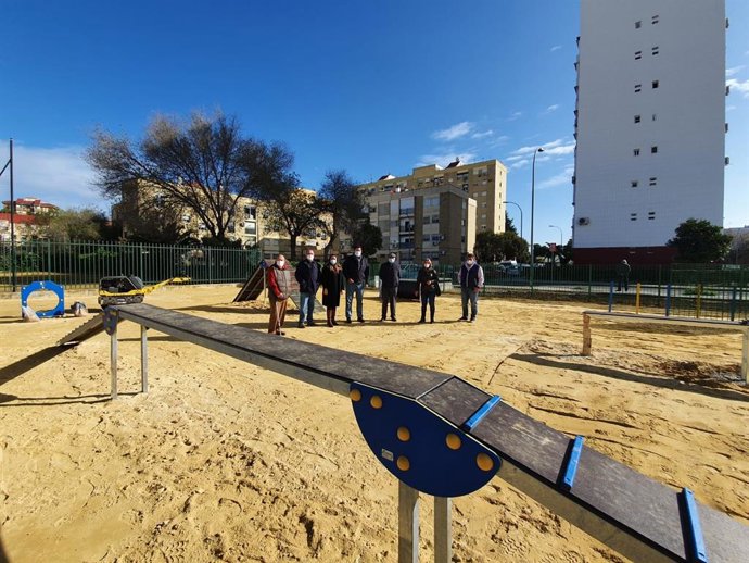La delegada del distrito Sur comprueba los trabajos del área de esparcimiento canino en La Oliva