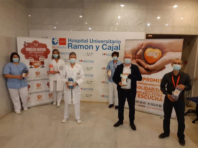 Regalos de la campaña Ningún mayor sin regalo llegan al Hospital Ramón y Cajal