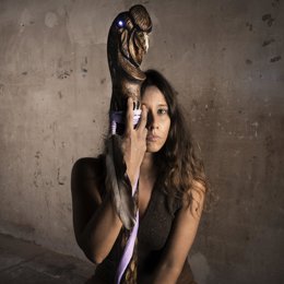 Cristina Huarte con elementos que se exponen en la sala de Fundación Caja Rural de Aragón.