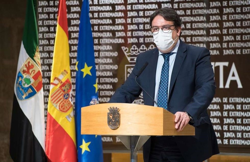 El vicepresidente segundo de la Junta y consejero de Sanidad, José María Vergeles, en rueda de prensa