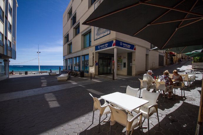Terraza de un bar en Benidorm durante el Día Mundial del Turismo 2020, en Benidorm, Alicante, Comunidad Valenciana (España) a 27 de septiembre de 2020