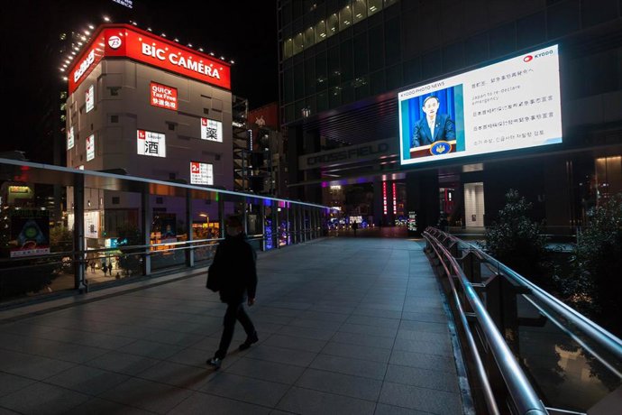 Una persona pasea en Tokio