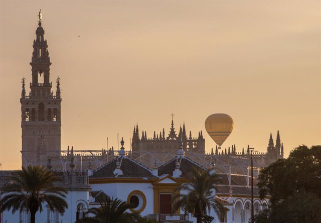 Los Reyes Magos sobrevuelan Sevilla en globo