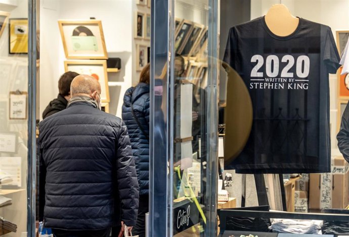 Una tienda de camisetas en la calle Sierpes, en el primer día del puente de la constitución