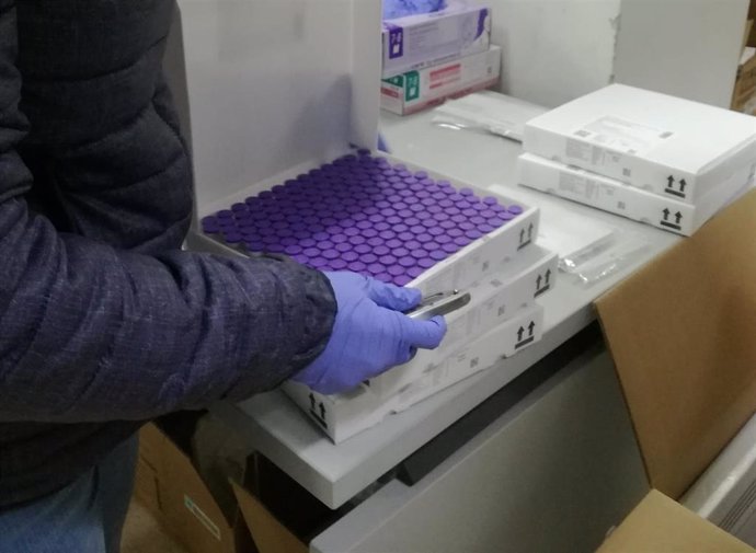 Una de las cajas con vacunas de Pfizer llegada a Palma el lunes 4 de enero de 2020.