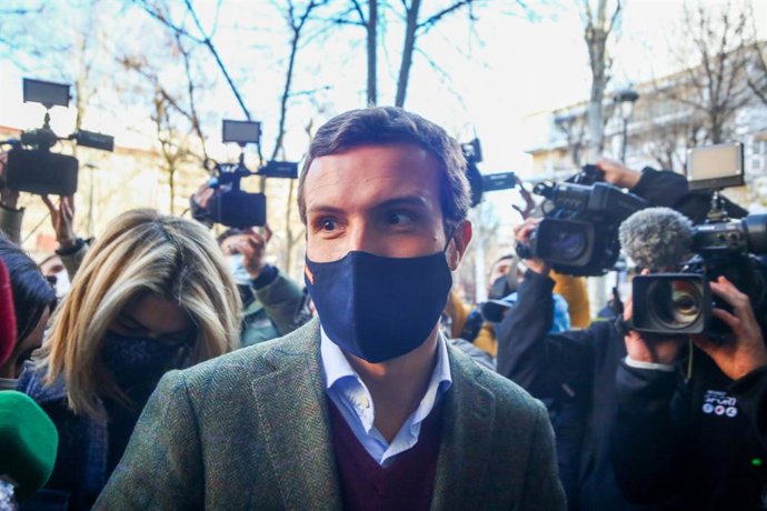 El presidente del Partido Popular, Pablo Casado ofrece declaraciones a los medios de comunicación después de visitar la Asociación 'Ni un niño sin juguetes', en Móstoles, Madrid (España), a 4 de enero de 2020. Durante el acto, Pablo Casado entregará una