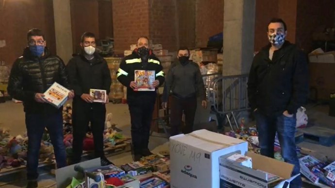 El comité de Alcoa entrega juguetes en la víspera de Reyes