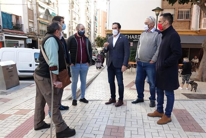 El portavoz socialista en el Ayuntamiento de Málaga, Daniel Perez, con representantes vecinales de Cruz de Humilladero