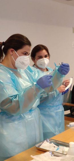 Personal sanitario durante la campaña de vacunación en Baleares.