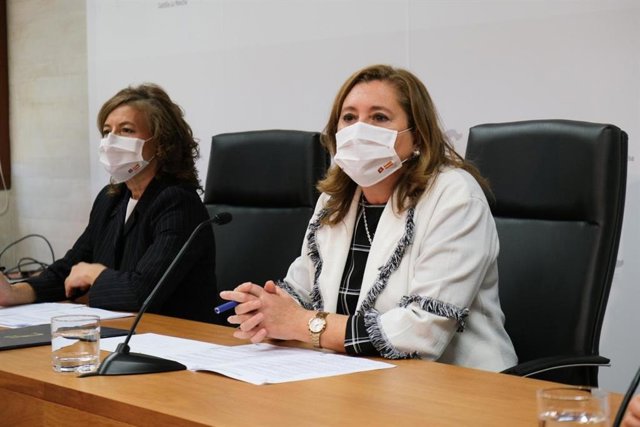 La consejera de Educación, Rosa Ana Rodríguez, y la de Bienestar Social, Aurelia Sánchez