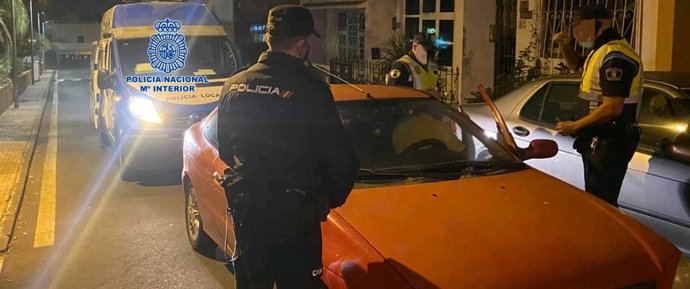 Agentes de la Policía Nacional en un control sobre el cumplimiento de las medidas 'anti-Covid'