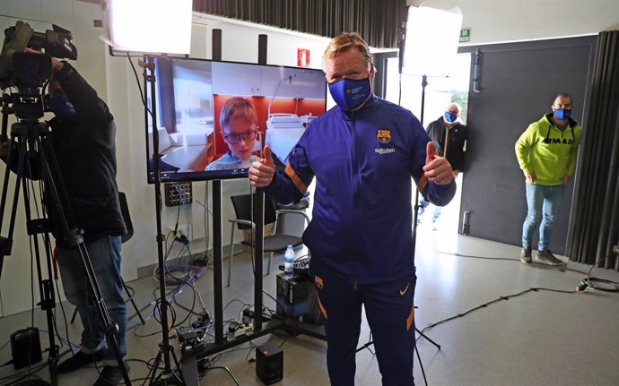 El entrenador del FC Barcelona, Ronald Koeman, en su visita virtual a centros hospitalarios en estas fechas navideñas