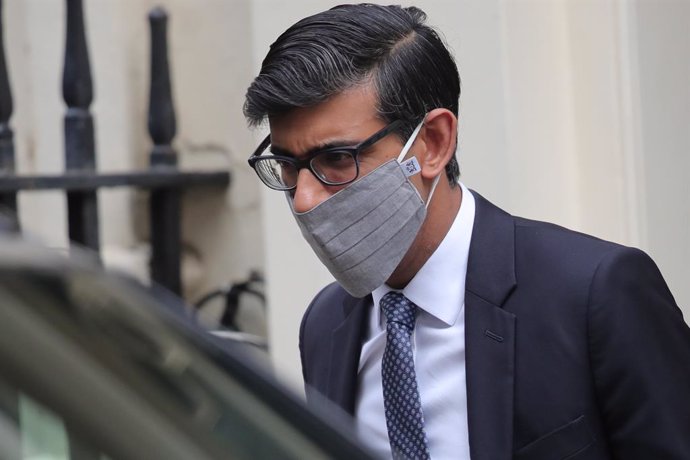 14 October 2020, England, London: UK Chancellor of the Exchequer Rishi Sunak leaves Downing Street. Photo: Aaron Chown/PA Wire/dpa