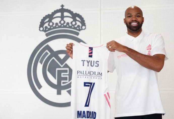 El nuevo jugador del Real Madrid de baloncesto, el pívot Alex Tyus, que firma hasta final de la temporada 2021/22