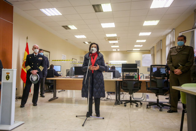 La ministra de Defensa, Margarita Robles (centro) y el jefe de Estado Mayor de la Armada, Teodoro Esteban López Calderón (i), durante una visita a la Unidad de Verificación Epidemiológica.