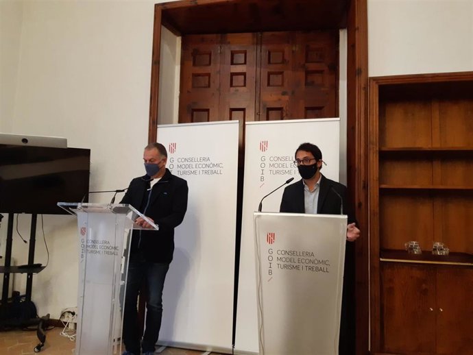 El conseller de Modelo Económico, Turismo y Trabajo, Iago Negueruela, y el director general de Modelo Económico y Ocupación, Lloren Pou, en rueda de prensa.