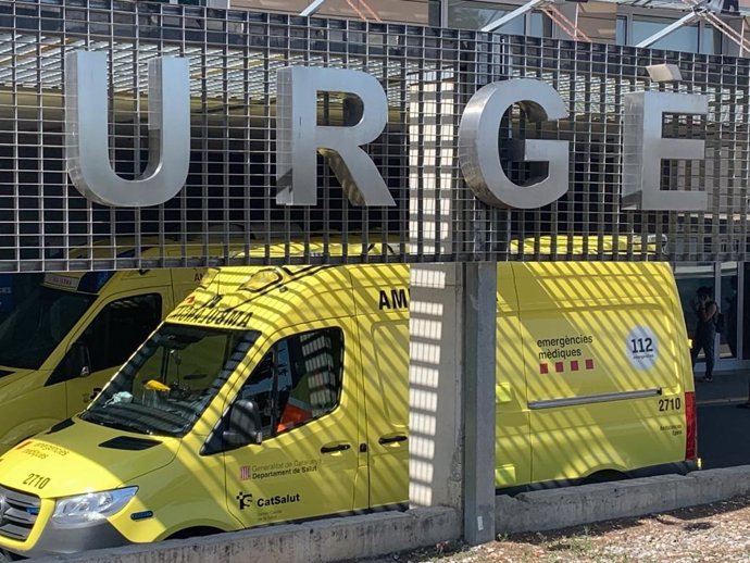 Una ambulancia en el área de urgencias del Hospital Universitario Arnau de Vilanova de Lleida