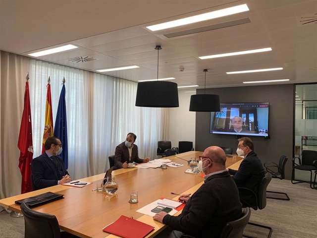 El consejero de Economía, Manuel Giménez, se ha reunido con representantes sindicales de CCOO, UGT y de la patronal CEIM