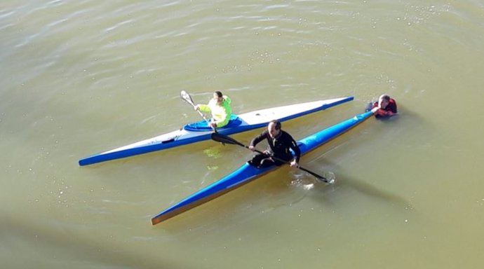 Dos piragüistas colaboran para rescatar a un varón que se lanzó al agua desde el Puente Colgante de Valladolid.