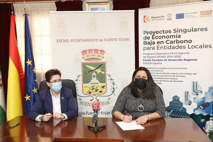 La delegada de Asistencia Económica a los Municipios y Mancomunidades de la Diputación de Córdoba, Dolores Amo (dcha.), y la alcaldesa de Fuente-Tójar, Mari Fe Muñoz, en el encuentro mantenido.