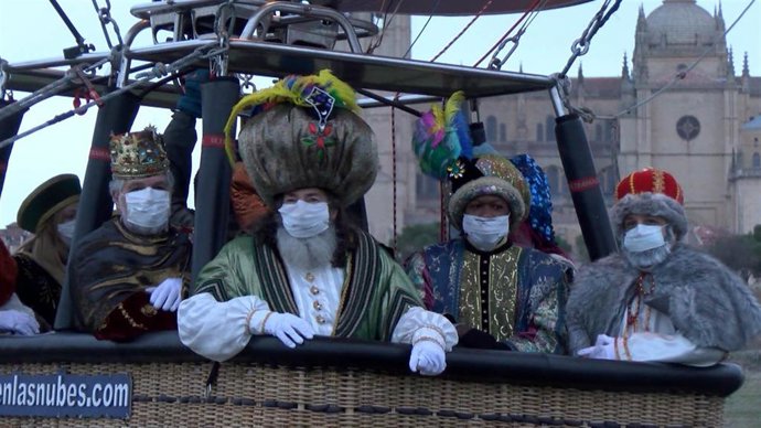 Los Reyes Magos y su séquito llegan en globo a Segovia.