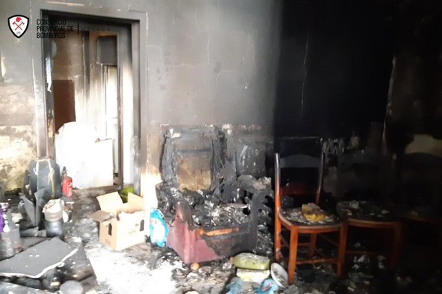 Vivienda incendiada en la calle La Corta, en Vélez-Málaga