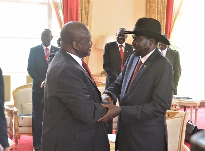 Riek Machar y Salva Kiir en su encuentro en Entebbe (Uganda)