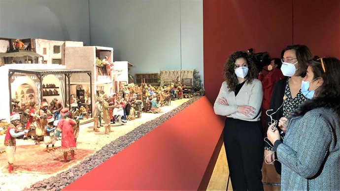 La presidenta de la Diputación de Palencia, Ángeles Armisén, visita el belén napolitano de la institución.