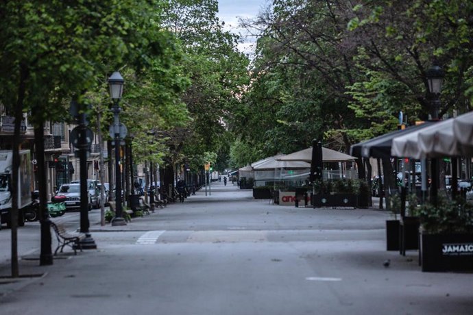 La Rambla de Catalunya de Barcelona amanece vacía un día marcado por la festividad de Sant Jordi, que a diferencia de otros años, este no se puede celebrar con normalidad debido a la crisis del Covid-19 y al confinamiento