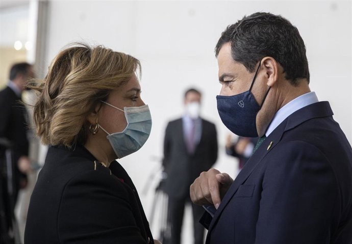 La delegada del Gobierno en Andalucía, Sandra García, y el presidente de la Junta de Andalucía, Juanma Moreno, en una foto de archivo en Sevilla