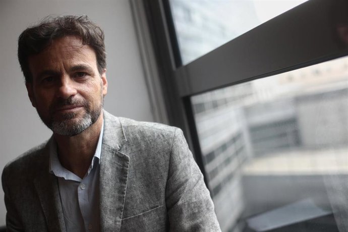 El presidente del grupo parlamentario de Unidas Podemos y líder de En Comú Podem -ECP-, Jaume Asens, posa tras una entrevista para Europa Press en su despacho en el Congreso de los Diputados, en Madrid (España), a 23 de septiembre de 2020.