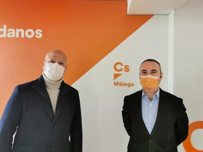 El parlamentario de Ciudadanos y consejero de Educación y Deporte de la Junta de Andalucía, Javier Imbroda, junto al diputado de Cs Guillermo Díaz
