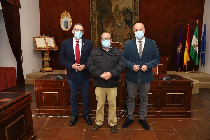 El presidente de la Diputación de Córdoba, Antonio Ruiz (dcha.), tras la firma con el alcalde de Valsequillo, Francisco Rebollo (centro).