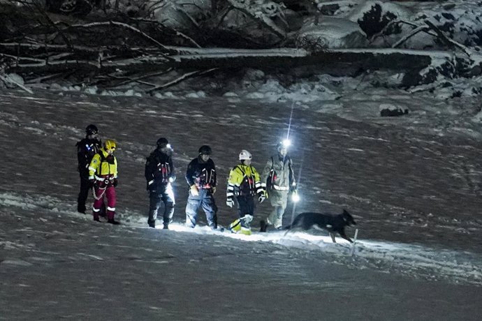 Equipos de rescate buscan a supervivientes tras un deslizamiento de tierra en Ask (Noruega)
