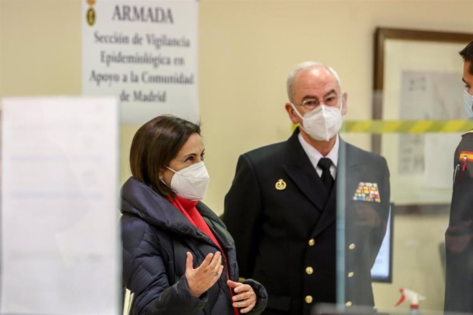 La ministra de Defensa, Margarita Robles (i) y el jefe de Estado Mayor de la Armada, Teodoro Esteban López Calderón (centro), durante una visita a la Unidad de Verificación Epidemiológica, en Madrid (España) a 5 de enero de 2021. 