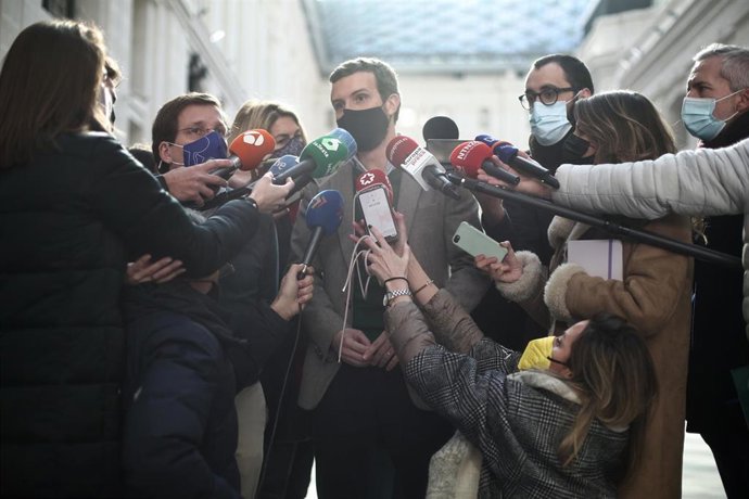 El presidente del PP, Pablo Casado, atiende a los medios en Madrid.