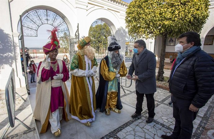 Los Reyes Magos entran en el Santuario de la Cinta para realizar su ofrenda floral a la patrona de Huelva.