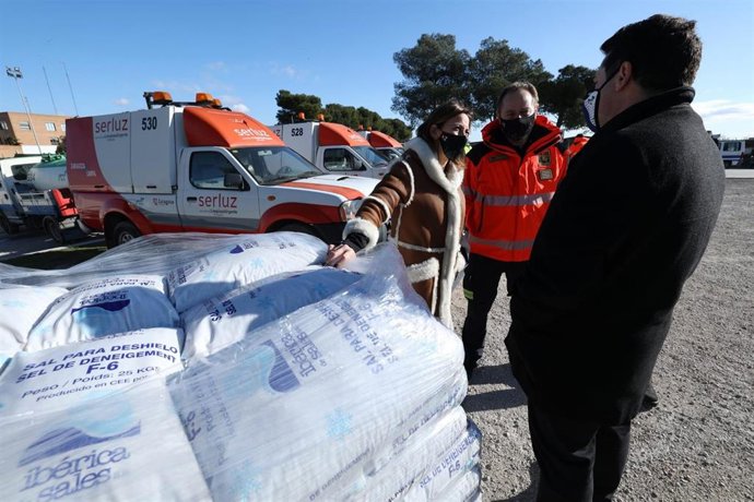 La capital aragonesa ya cuenta con más de cien toneladas de sal para hacer frente al temporal.