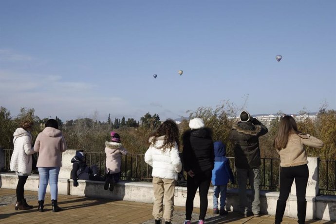 Los niños observan a Sus Majestades de Oriente en globos aerostáticos.