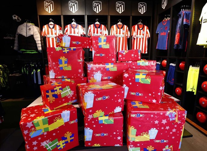 Fundación Atlético de Madrid y 'Toys R Us' donan juguetes para niños ingresados en diez hospitales de la región.