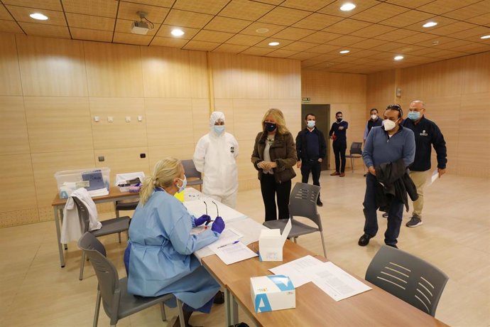La alcaldesa de Marbella visita donde se realizan pruebas covid