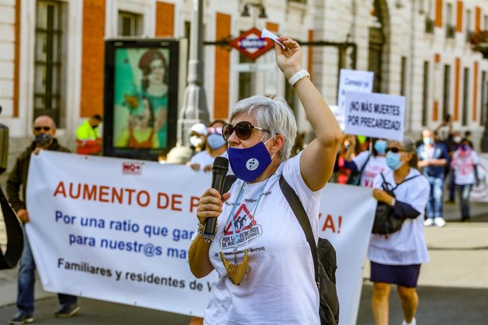 Componentes de Marea de Residencias sostienen pancartas durante la manifestación convocada por una ley estatal "justa, digna y consensuada", en Madrid, (España), a 26 de septiembre de 2020. Con esta concentración piden que todas las Comunidades Autónoma
