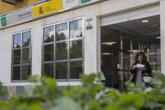 Una mujer sale de una oficina de empleo en Sevilla, foto de recurso