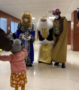 Los Reyes Magos reparten regalos a los niños ingresados en el Hospital Materno Infantil de Málaga