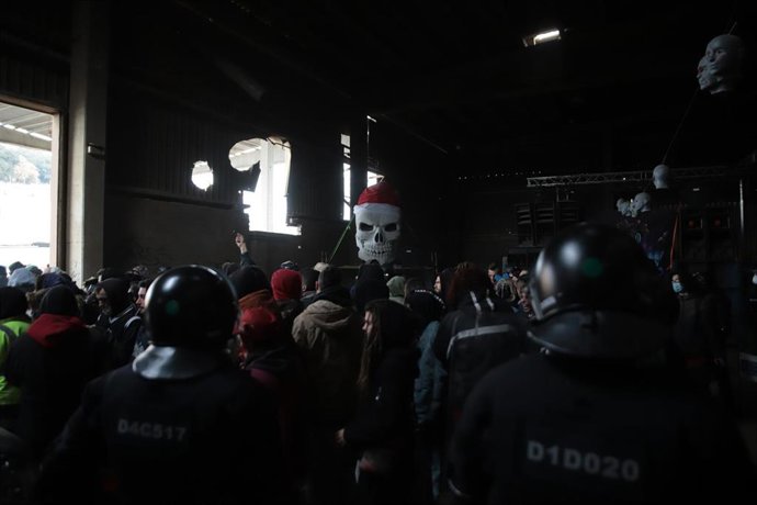 Desalojo de la rave que se celebraba desde la noche de fin de año en Llinars del Valls, Barcelona (España)